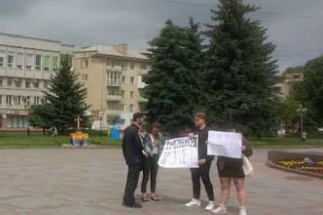 В Ривне подростков задержали за протест против Зеленского: в Раде отреагировали