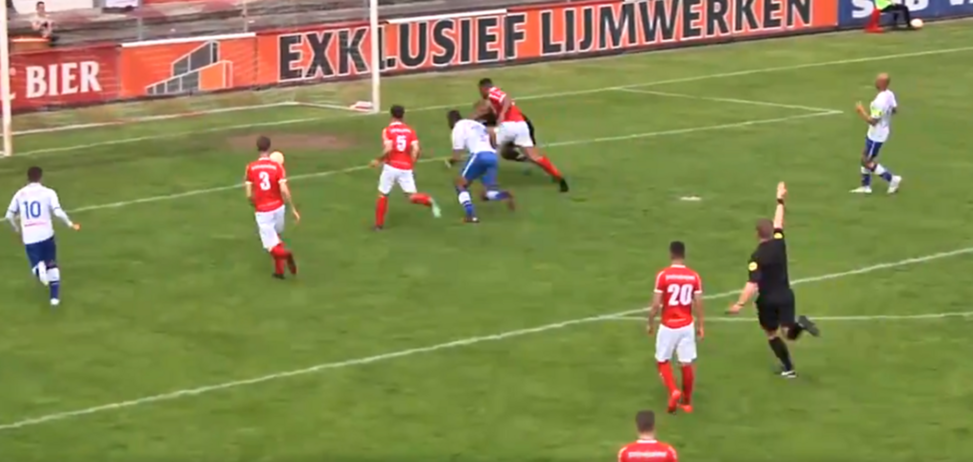 Футбольный арбитр забил мяч и засчитал его: опубликовано видео