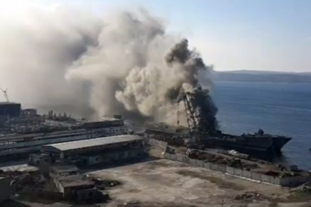 У Росії спалахнув великий десантний корабель: відео чергового провалу