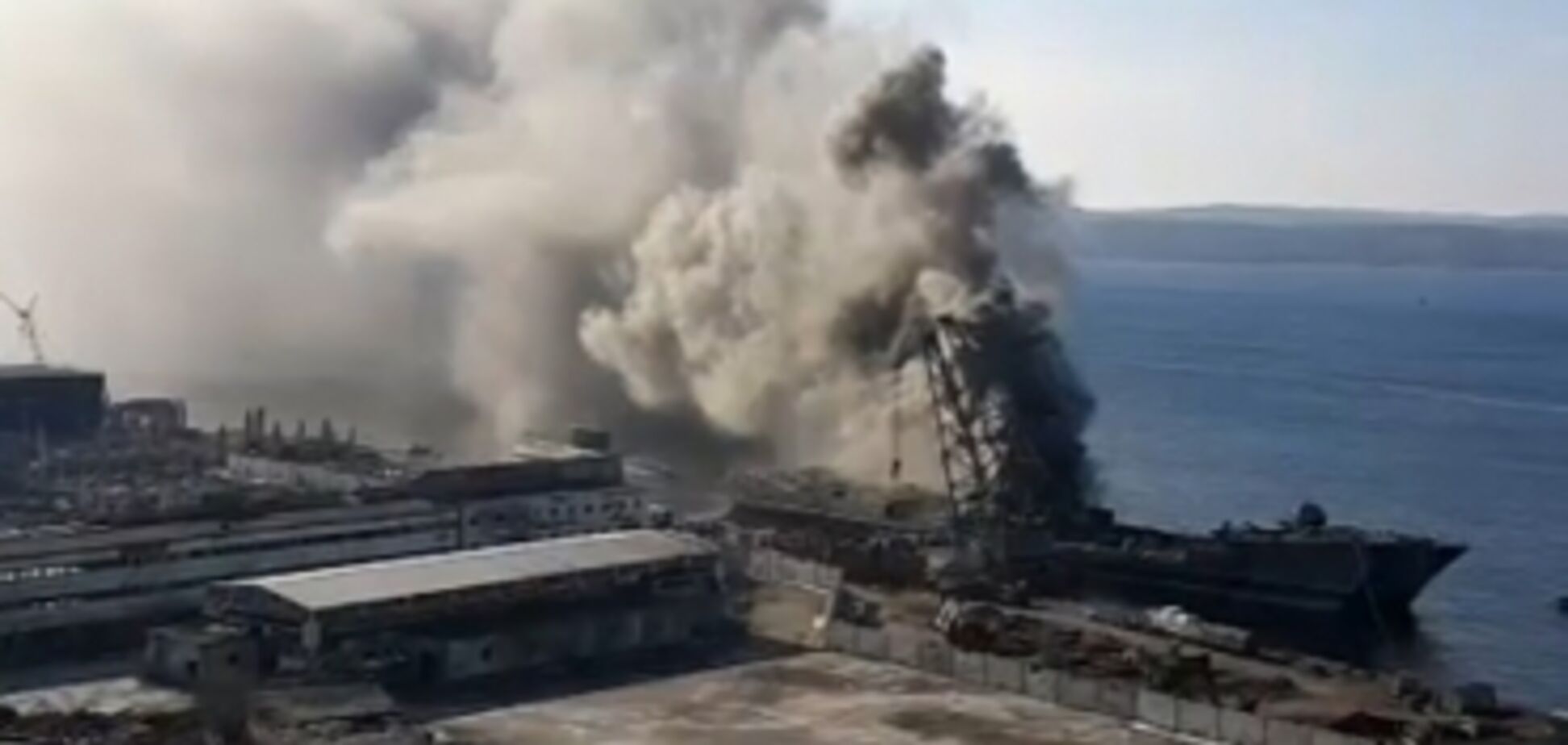 У Росії спалахнув великий десантний корабель