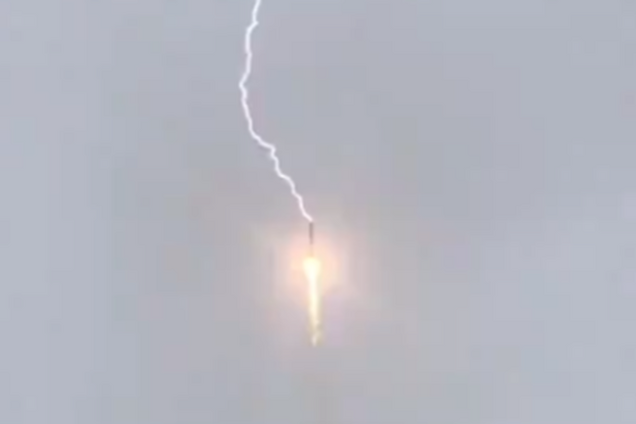 Блискавка вдарила в ракету Путіна: момент потрапив на відео