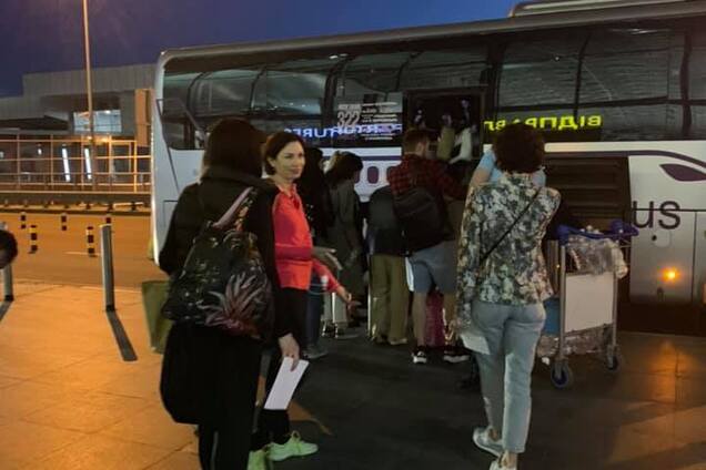 МАУ угодила в громкий скандал, забыв десятки пассажиров в аэропорту: все детали