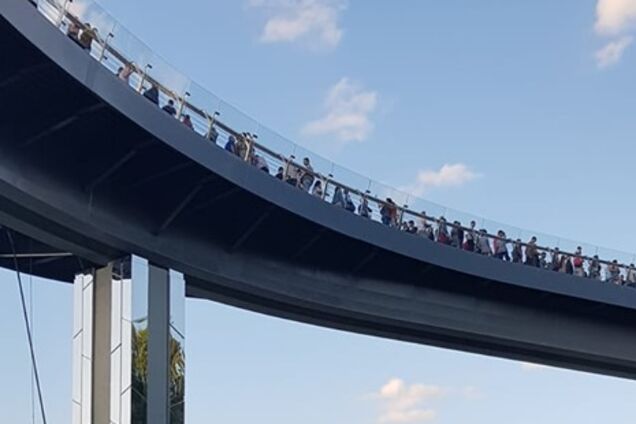 'Дрожит и шатается': киевляне запаниковали из-за треснувшего моста в Киеве