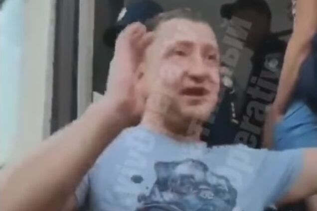 'Его посадить надо!' В Киеве пьяный мужчина устроил возмутительный дебош