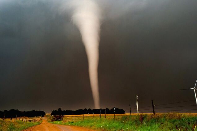 Потужні смерчі в Україні: озвучений тривожний прогноз