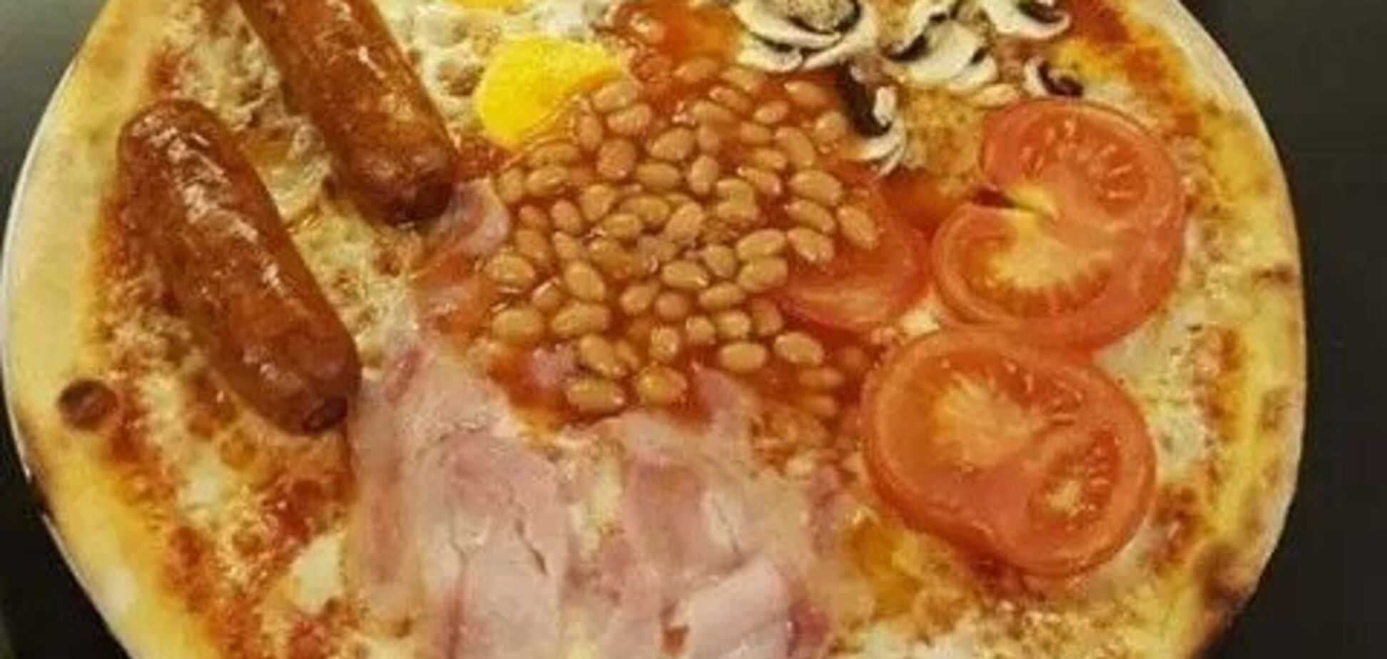 Піцу схрестили з англійським сніданком і жахнули мережу
