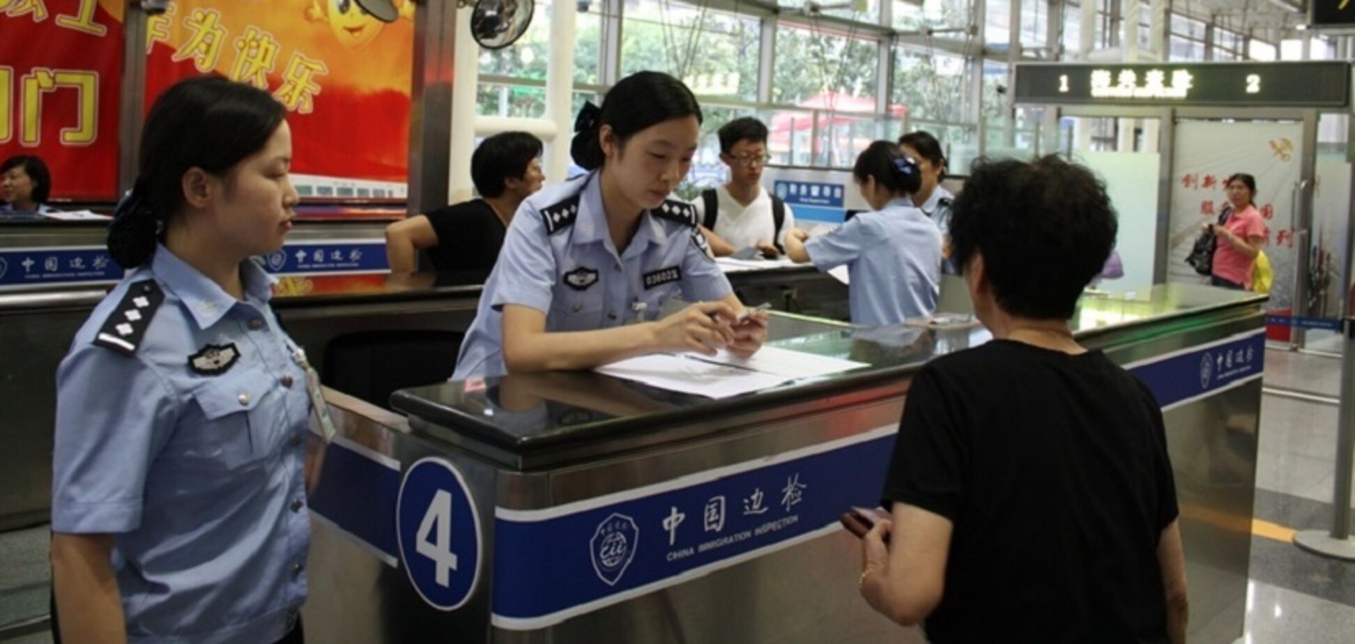 Добро пожаловать: при въезде в Китай у туристов будут проверять содержимое смартфонов