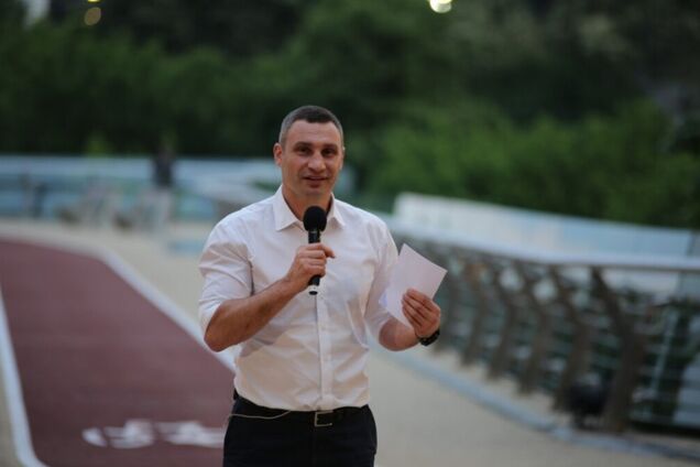 Кличко: захисне скло, пошкоджене вандалами, відновили за добу