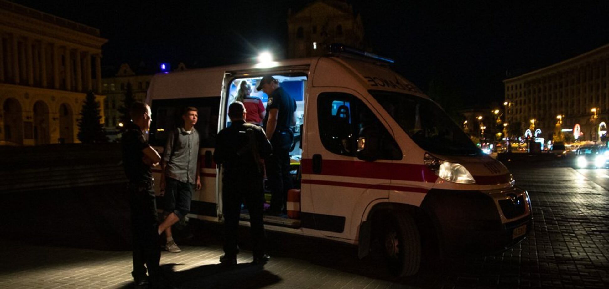 У центрі Києва хлопцеві порізали обличчя ножем: фото і відео 18+