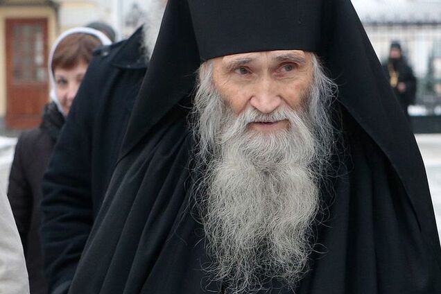 Просят власти и исцеления: назван старец, помогающий Путину