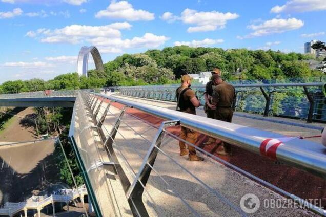 Проблемы со стеклянным мостом в Киеве: власти пошли на кардинальные меры 
