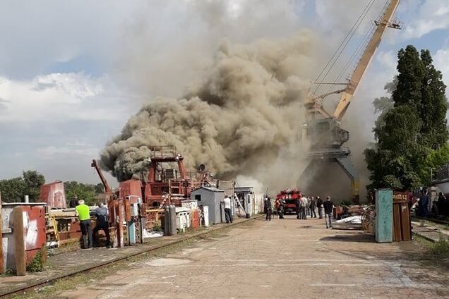 В Киеве загорелся бывший завод Порошенко: фото с места ЧП