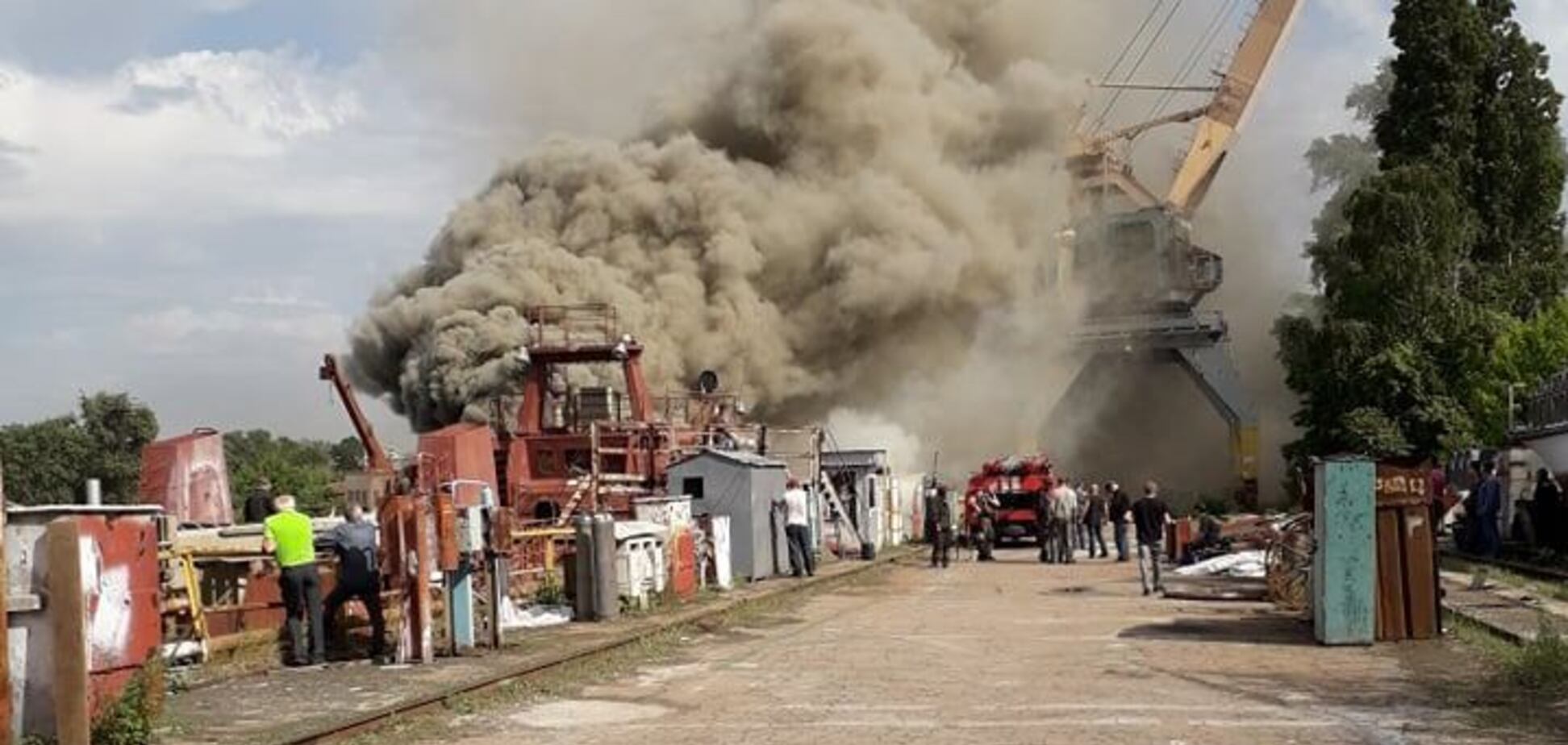 У Києві загорівся колишній завод Порошенка: фото з місця НП