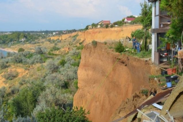 У Криму через Росію місто сповзає у море: відеофакт