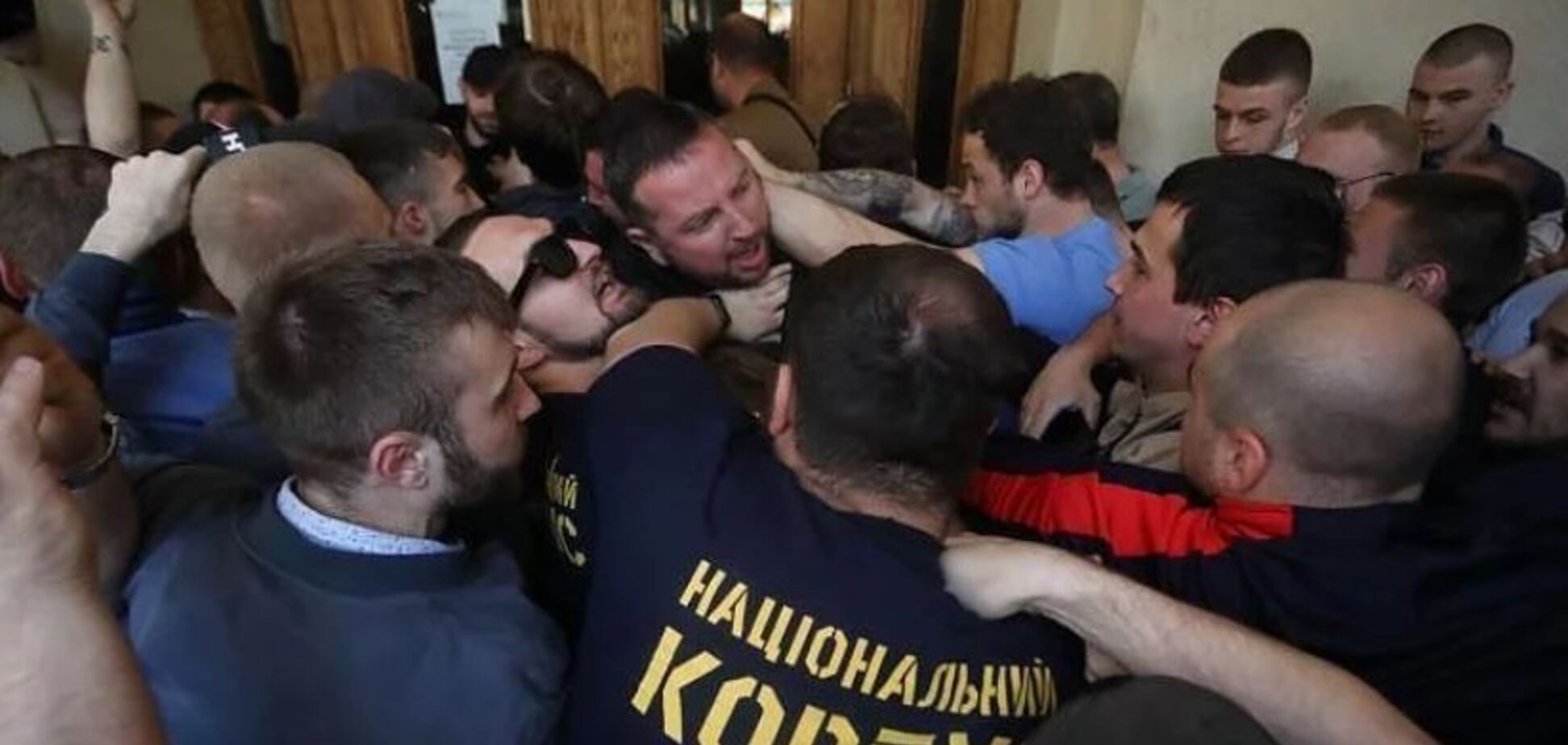Во Львове толпа протестующих выломала дверь в мэрию и избила сотрудников
