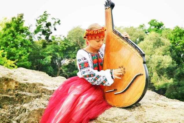 Маленькая украинка стала самым молодым композитором страны: видео с выступлениями героини