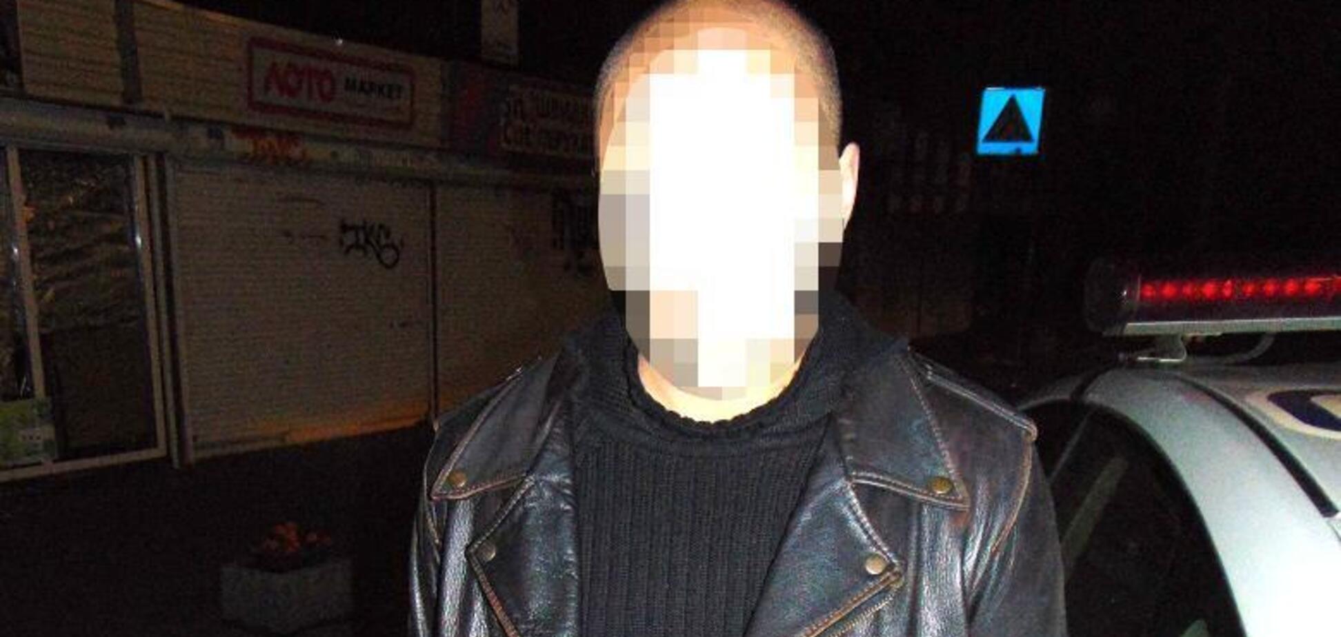 Налетіли в балаклавах і з пістолетом: у Києві на чоловіка напали посеред вулиці