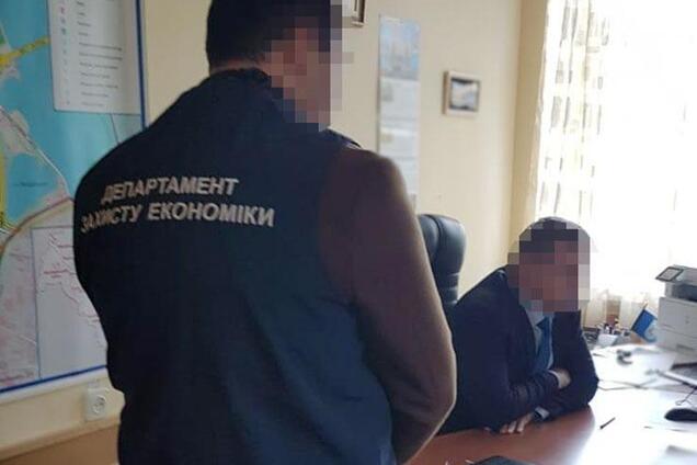 В Киеве чиновник РГА заставлял коммунальщиков делать ремонт в его квартире