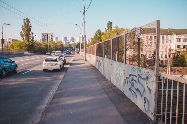 В Киеве под мостом вспыхнул пожар: есть погибшие