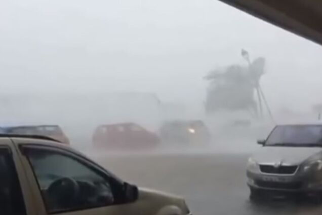 Індію накрив смертоносний ураган: перші відео