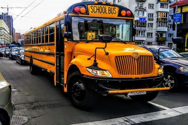 В Киеве появился американский школьный автобус 