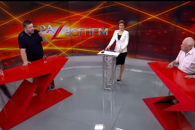 'Закрой плюгаву морду!' Герой Украины выплеснул воду на блогера в прямом эфире