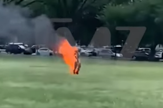 У США чоловік скоїв публічний самопідпал напроти Білого дому: відео 18+