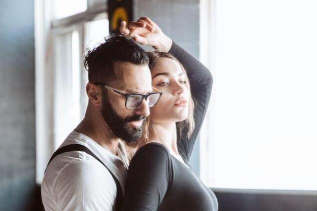 Українського співака застукали з дівчиною: з'явилася реакція дружини