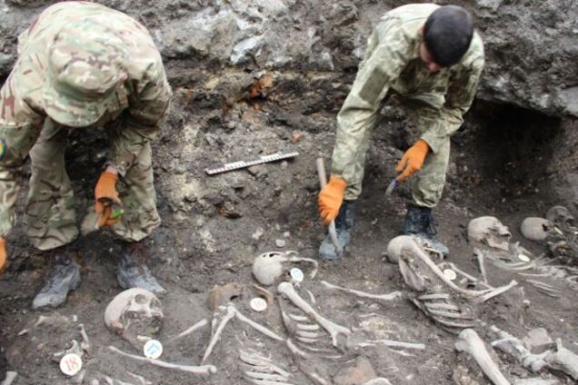 'С согнутыми руками и ногами': в Украине нашли массовые захоронения жертв НКВД