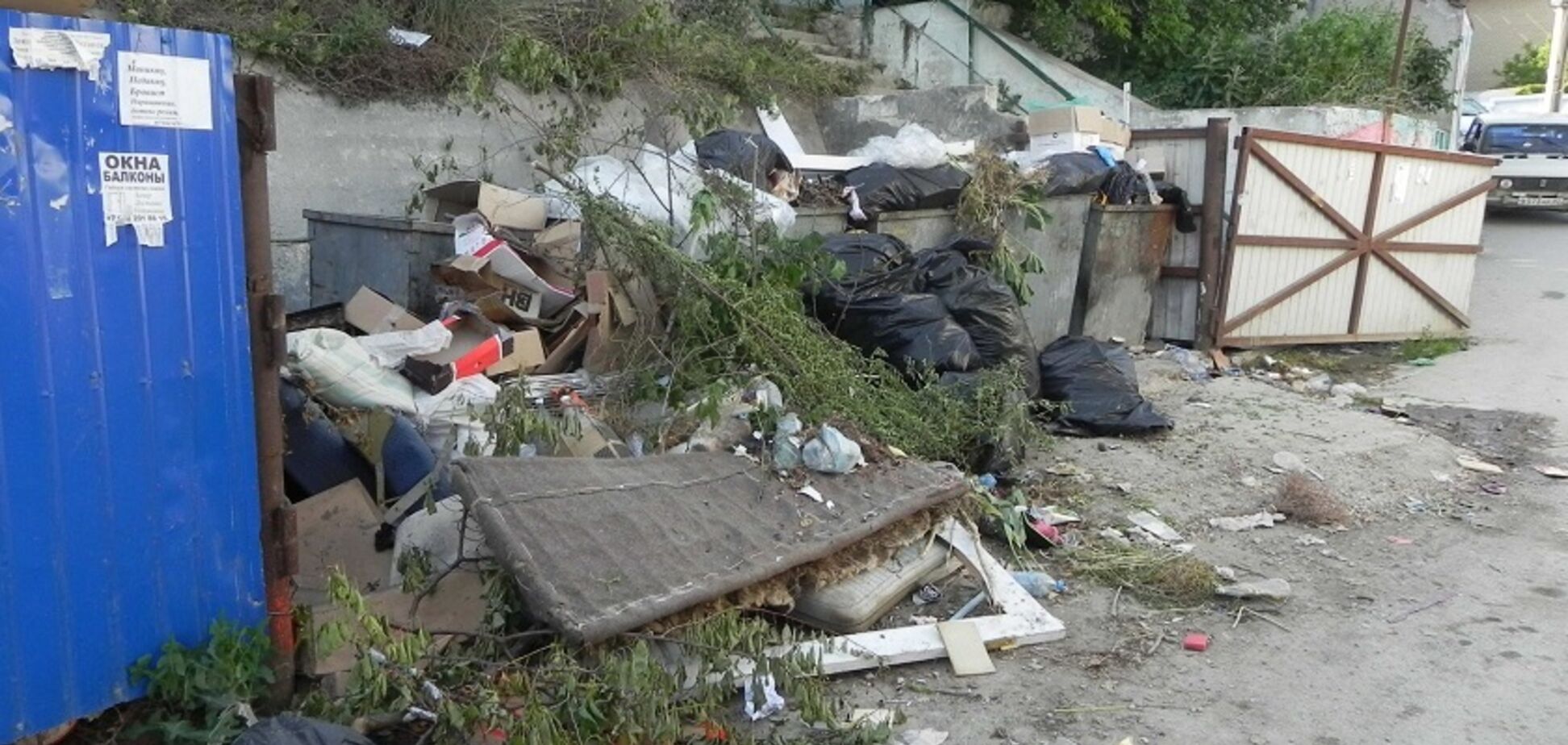 В Крыму 'люди в камуфляже' захватили пляж и выгнали отдыхающих. Фото