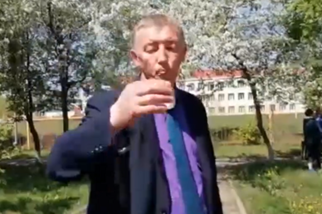 Выпил воду с червями: в России чиновник опозорился из-за жалоб населения. Видеофакт
