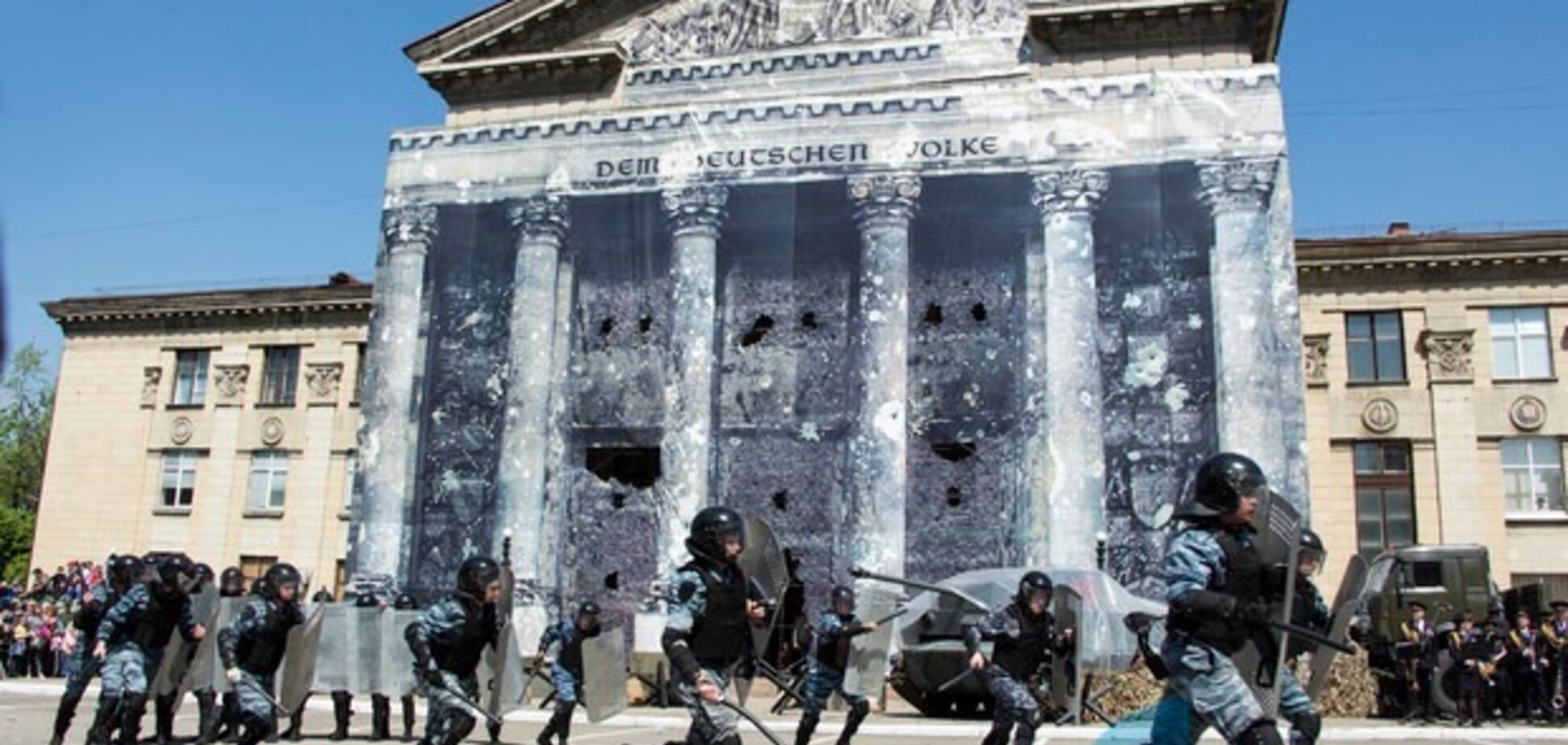 Безумие в Луганске: люди воспроизводят Майдан в городе
