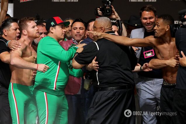 Канело и Джейкобс устроили драку вместо дуэли взглядов - опубликовано видео