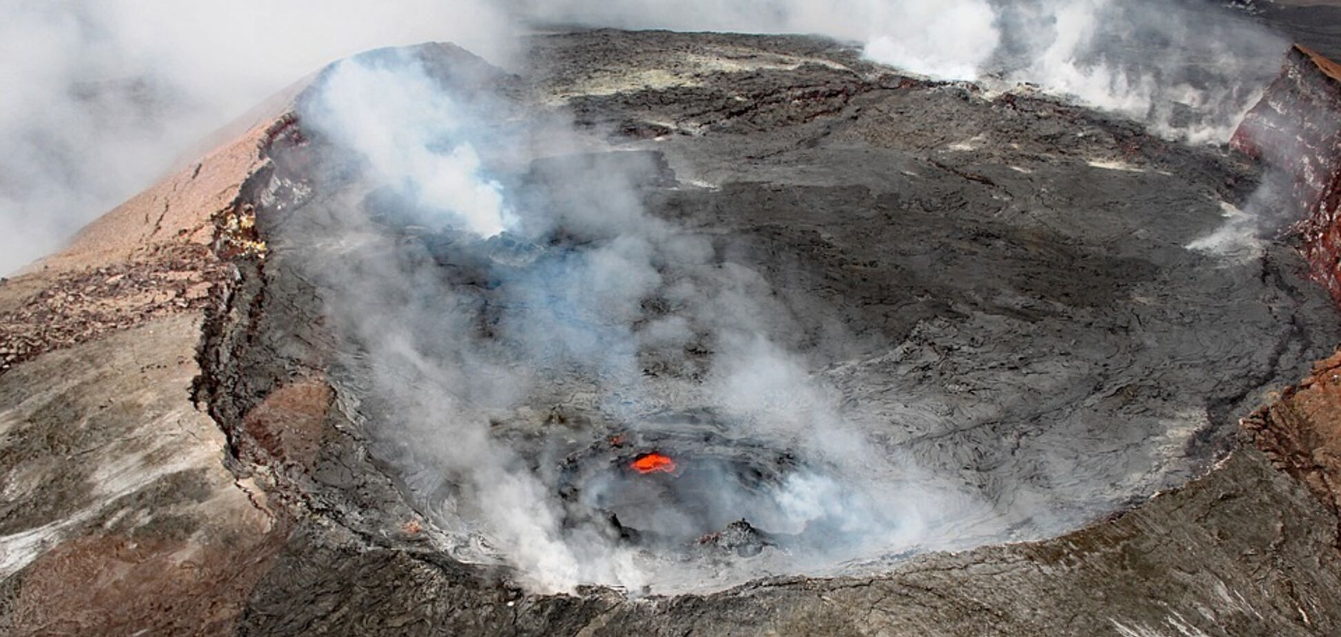 Летел 20 метров: на Гавайях турист попал в жуткое ЧП с вулканом