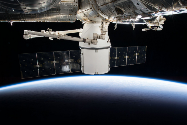 SpaceX успешно вывел корабль Dragon к МКС: захватывающие фото и видео