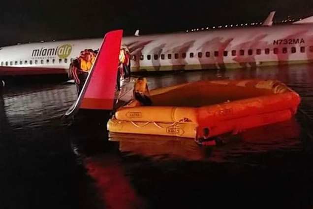 В США Boeing 737 с пассажирами рухнул в реку: первые фото с места ЧП