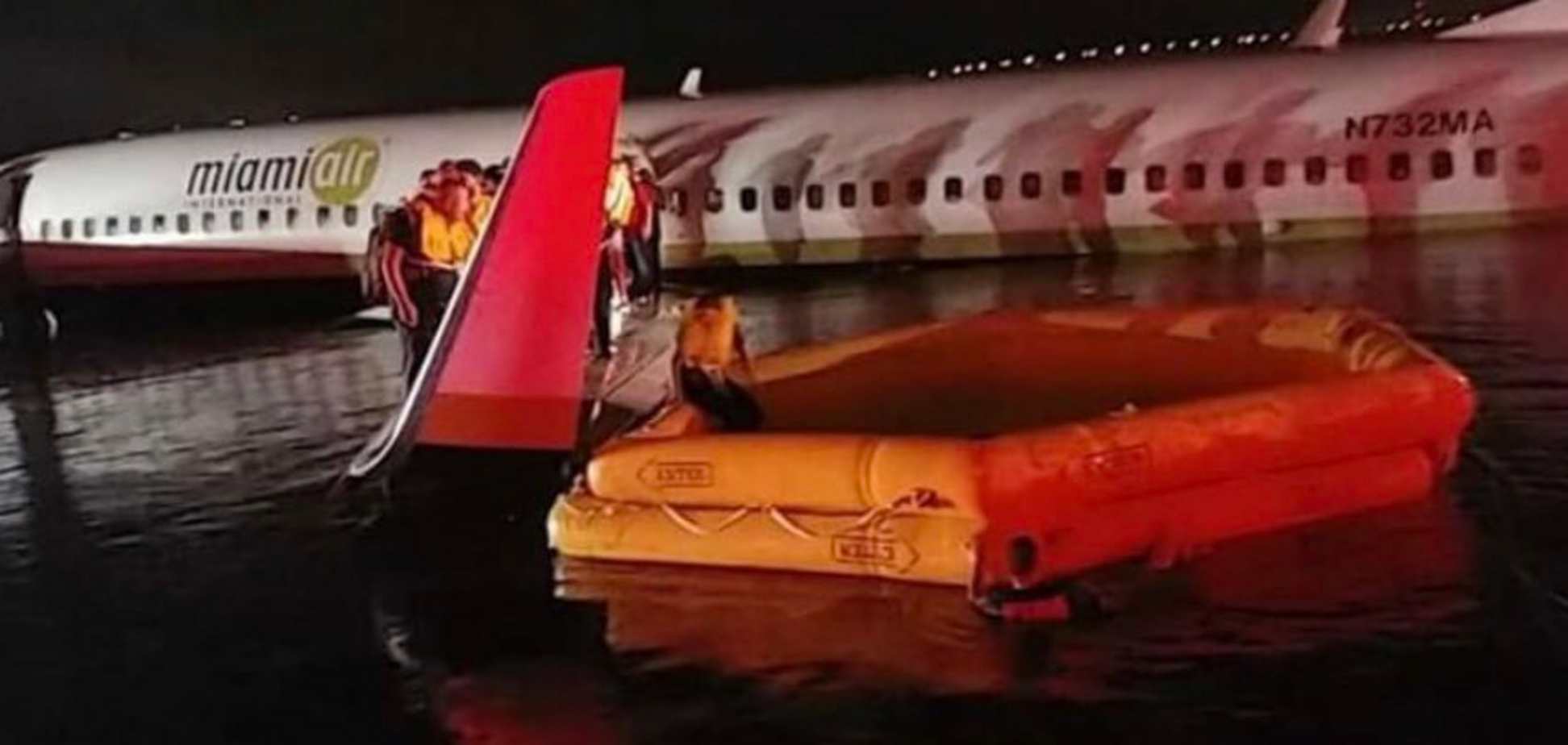 У США Boeing 737 із пасажирами впав у річку: перші фото з місця НП