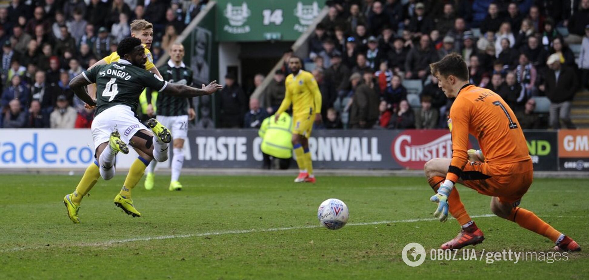 Футболіст забив 'самий неспортивний гол в історії'