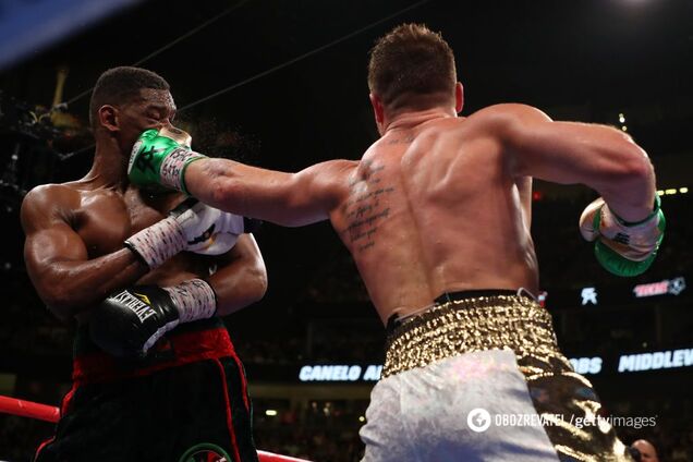 Канело побил Джейкобса в ярком бою за три чемпионских титула