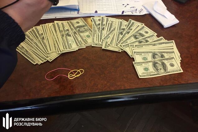 Масштабная схема в налоговой: чиновников обвинили в отмывании огромных сумм