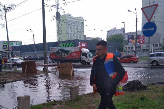 У Києві вулицю залило водою з нечистотами: рух громадського транспорту паралізувало