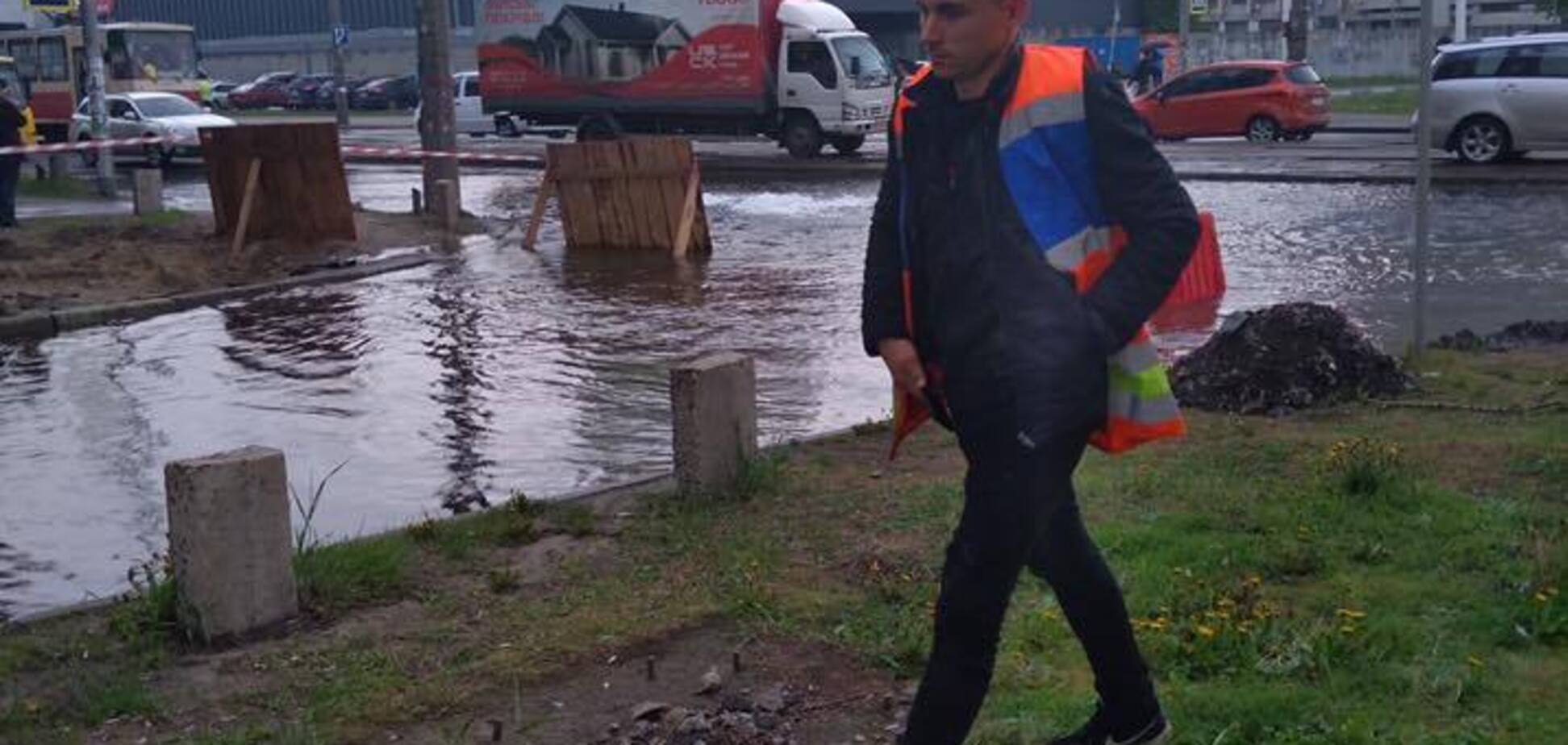 В Киеве улицу залило водой с нечистотами: движение общественного транспорта парализовало 