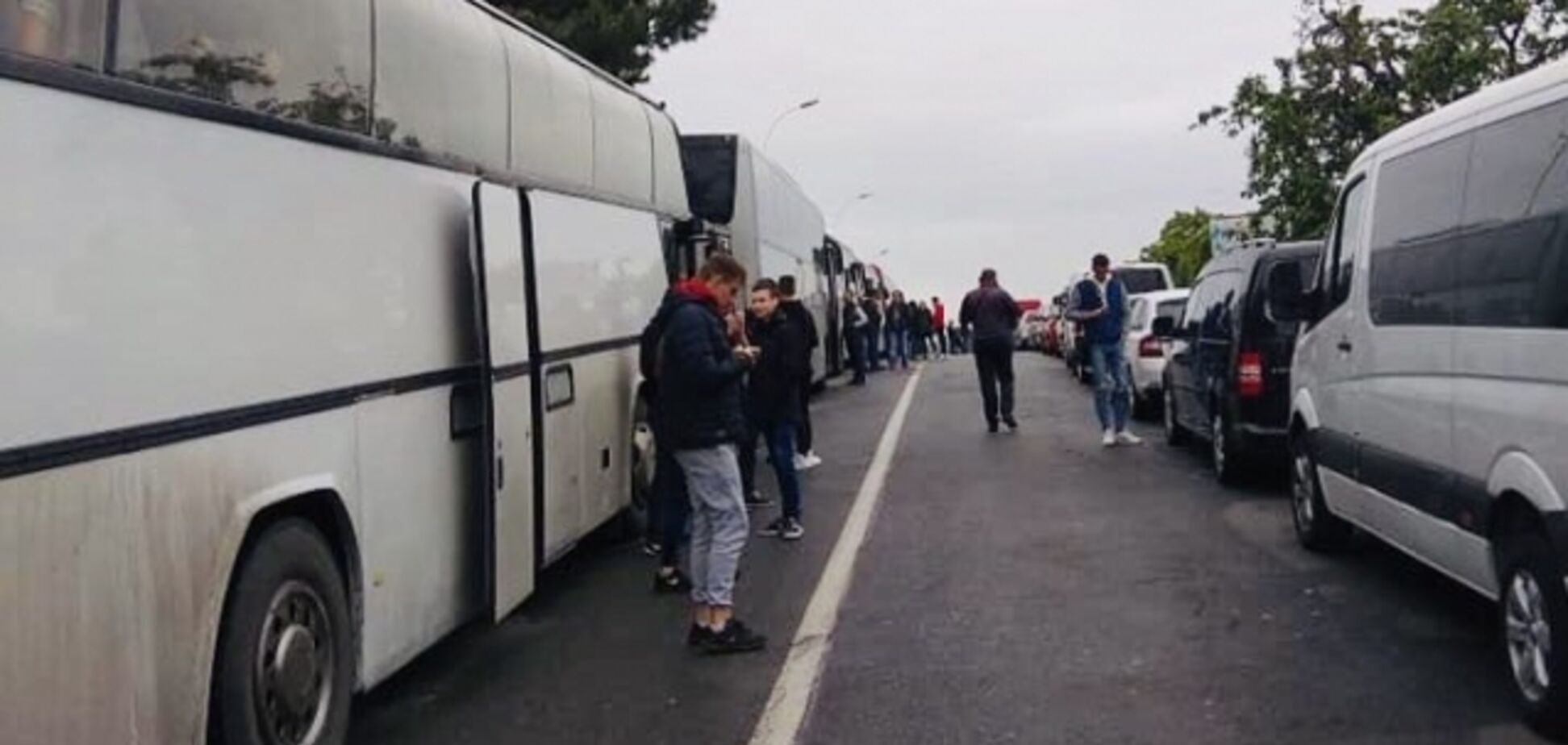 Украинцы попали в жуткие пробки на границе с ЕС: фото и видео ЧП