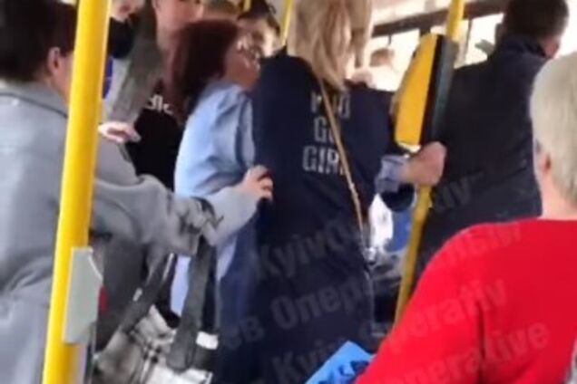 В Киеве пассажиры подрались за место в общественном транспорте: видео