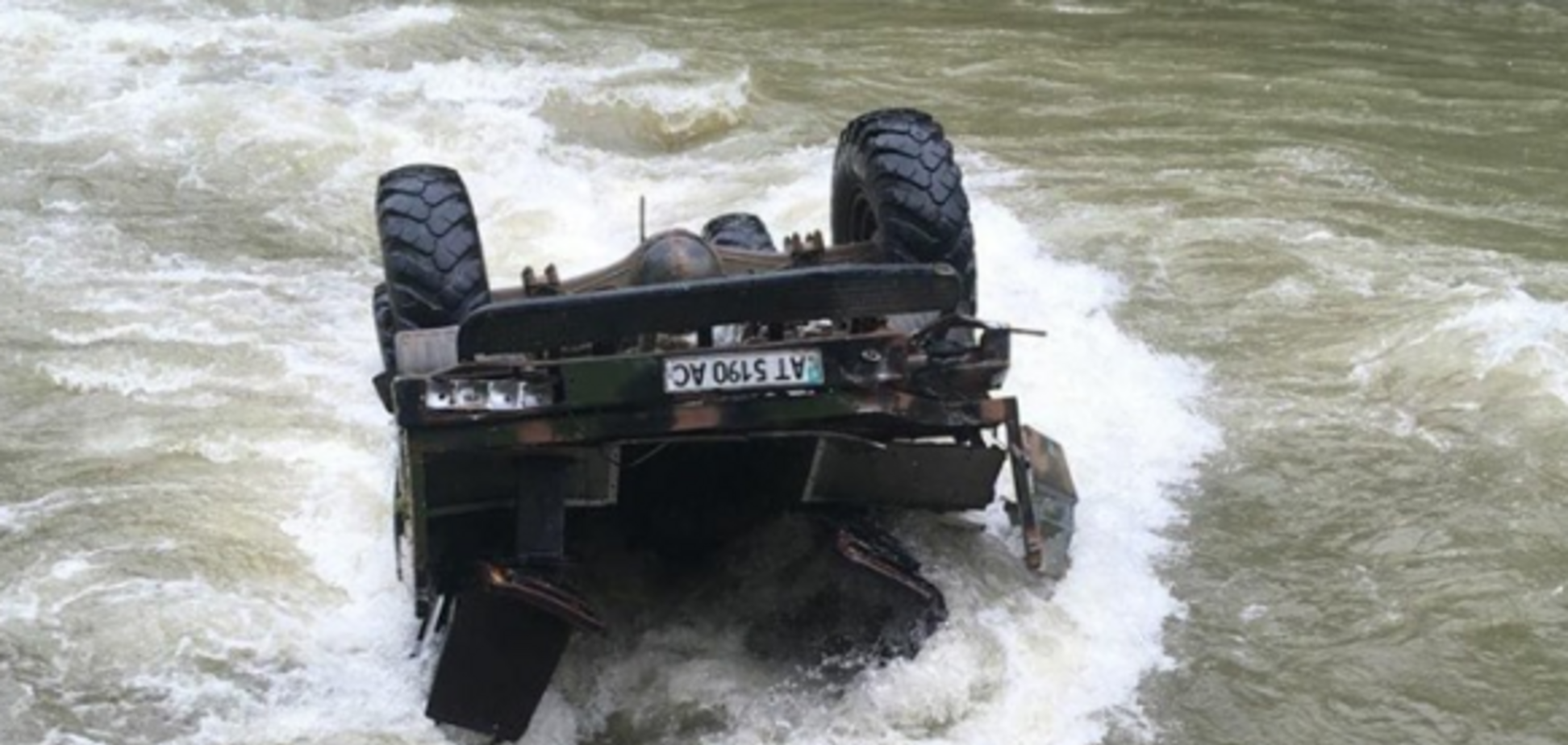 Вантажівка з туристами впала у гірську річку