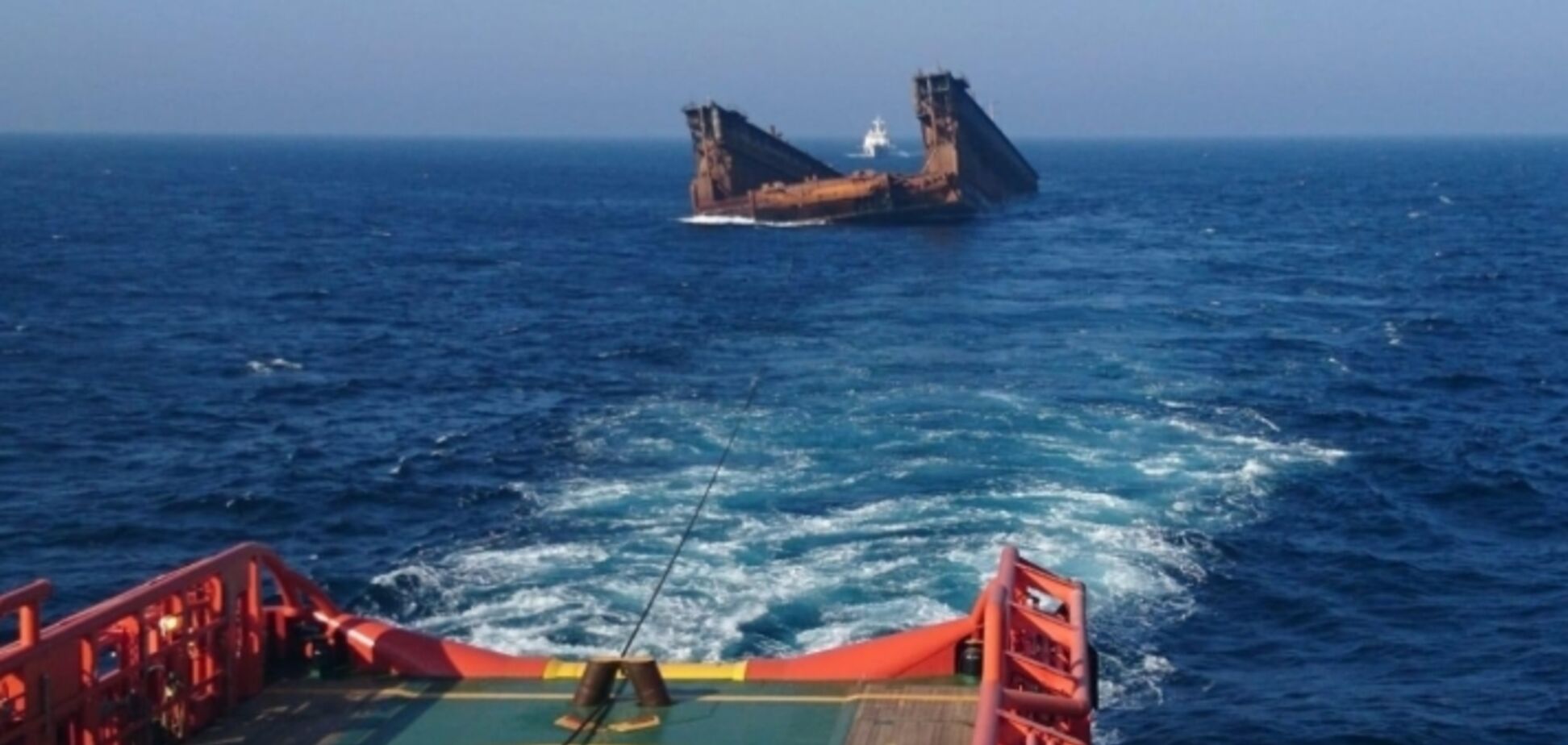Утопили док в 6 тысяч тонн: Россия опять устроила морскую катастрофу. Фотофакт