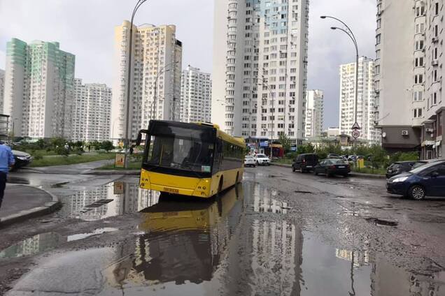 'Найгірша вулиця в місті!' У Києві в ямі посеред дороги застряг пасажирський автобус