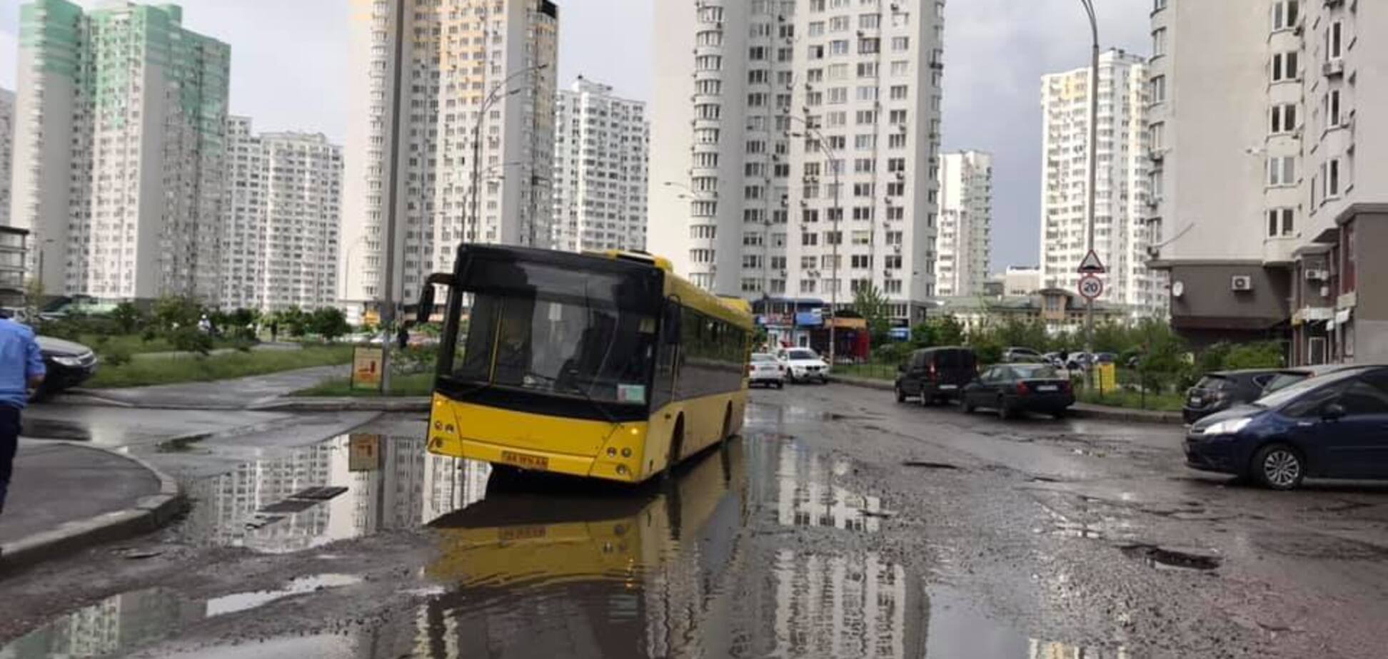 'Худшая улица в городе!' В Киеве в яме посреди дороги застрял пассажирский автобус 