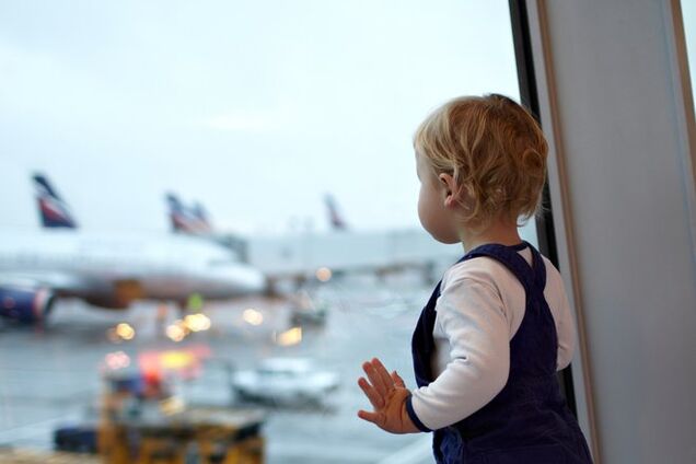 Відпустка з дітьми за кордоном: названо список необхідних документів