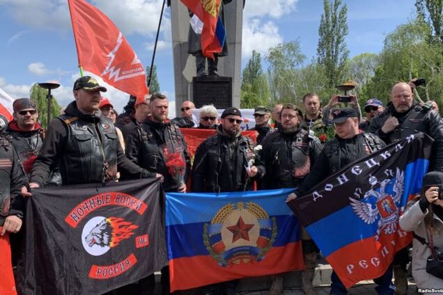 Путінські 'Вовки' прибули до Праги: їм влаштували 'теплий' прийом на кладовищі